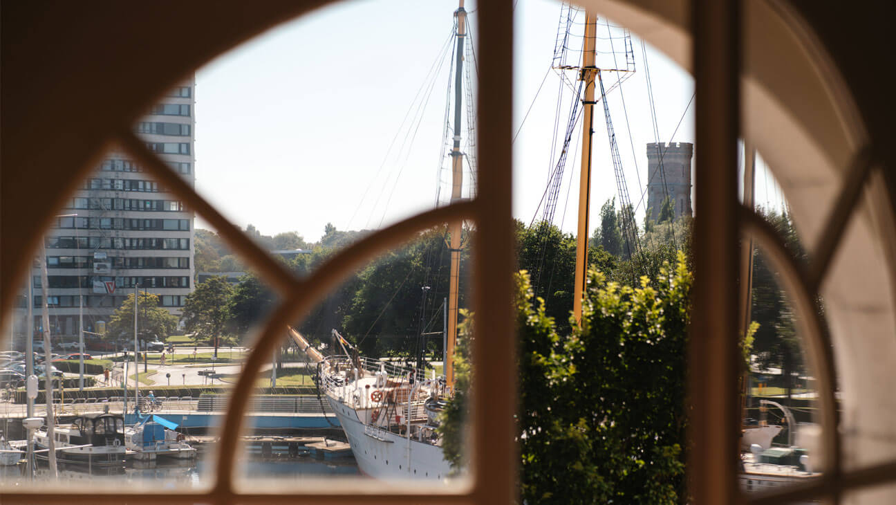 Vanuit een raam van het Onze-Lieve-Vrouwecollege in Oostende zie je de Mercator liggen