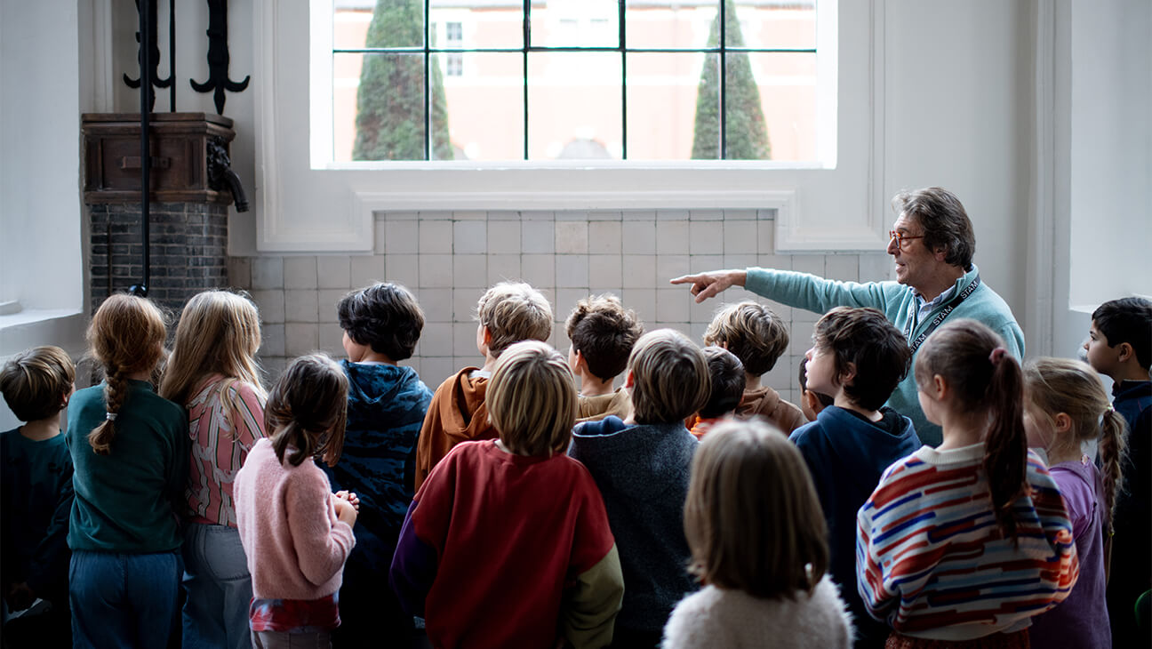 Gids met een klas in het STAM in gent