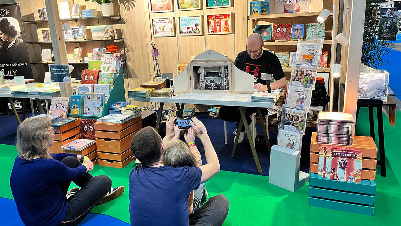 Van Driel Publishing op een beurs