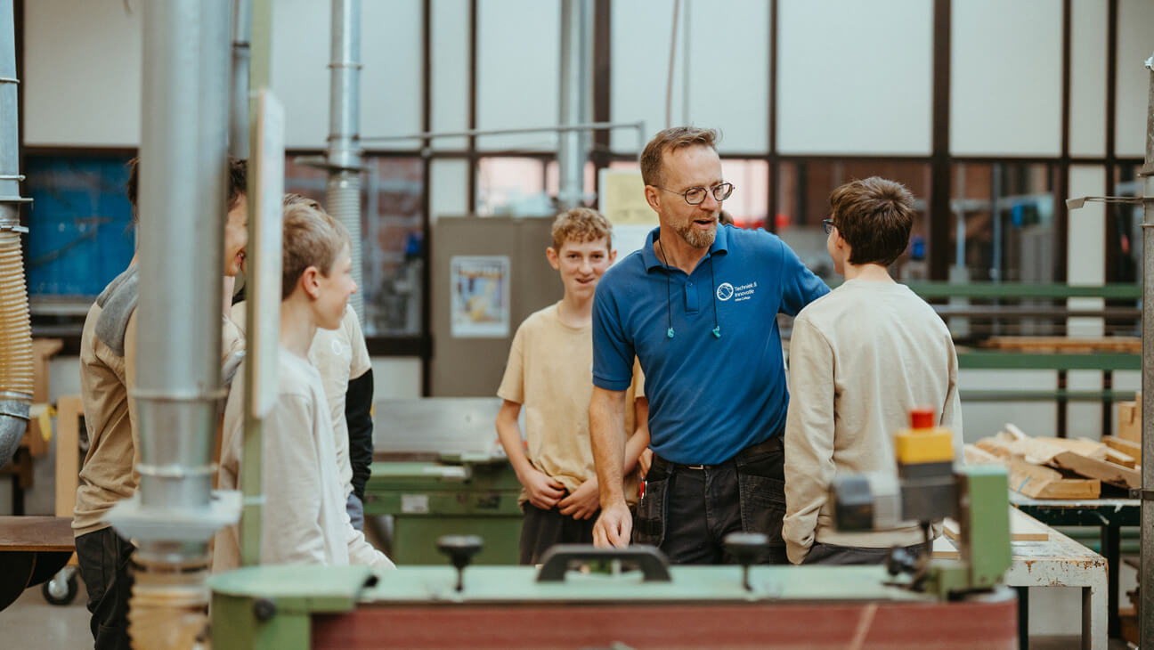 leraar Koen geeft uitleg over hout in de klas 