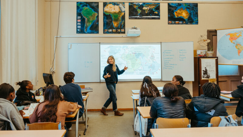 Leraar Stefanie Van Brussel geeft les aardrijkskunde en geschiedenis in de klas