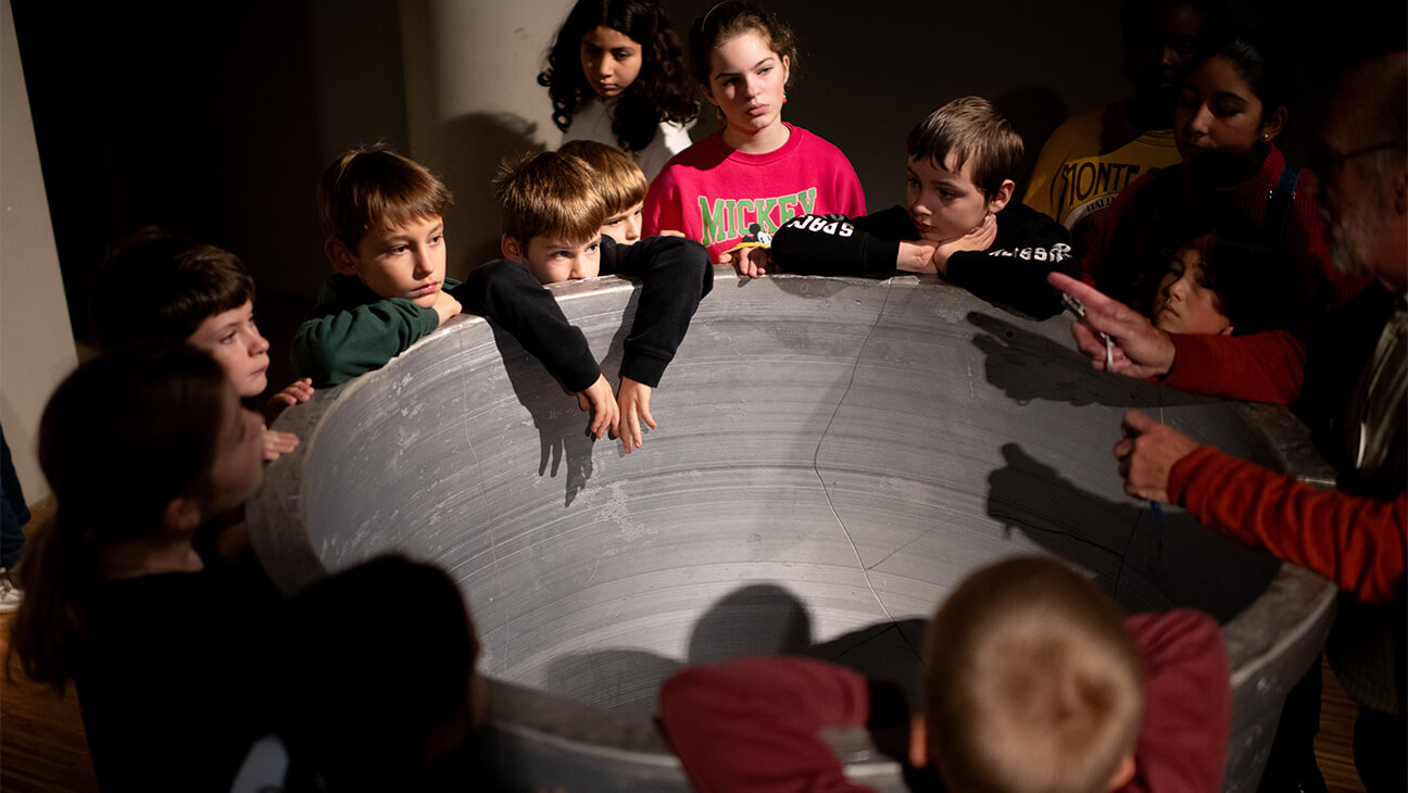 Kinderen rond pot in het Gallo-Romeins museum