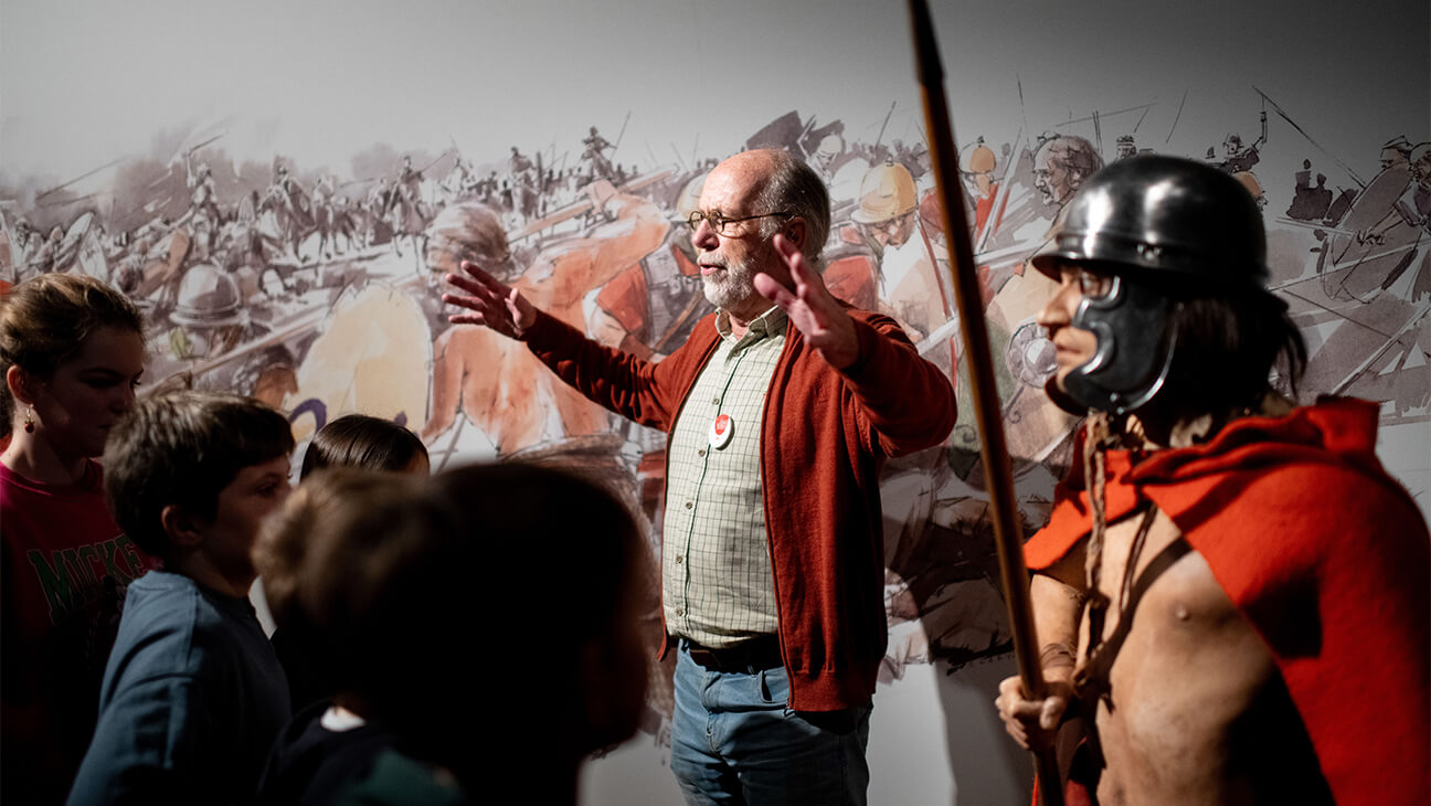 Gids met bezoekers aan. het Gello-Romeins museum