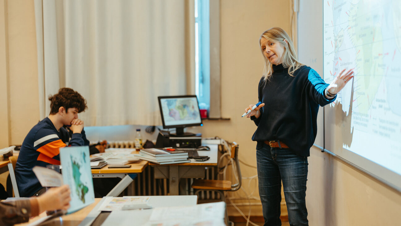 Stefanie van Brussel geeft les aardrijkskunde en geschiedenis in de klas