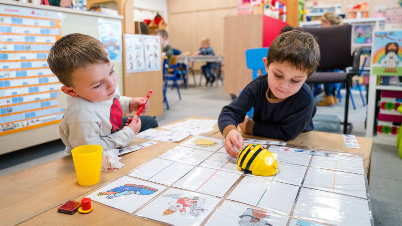 Kleuters werken met bee-bot aan speelleertafel