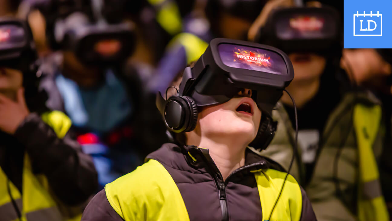 Jongen met VR-bril in Historium in Brugge