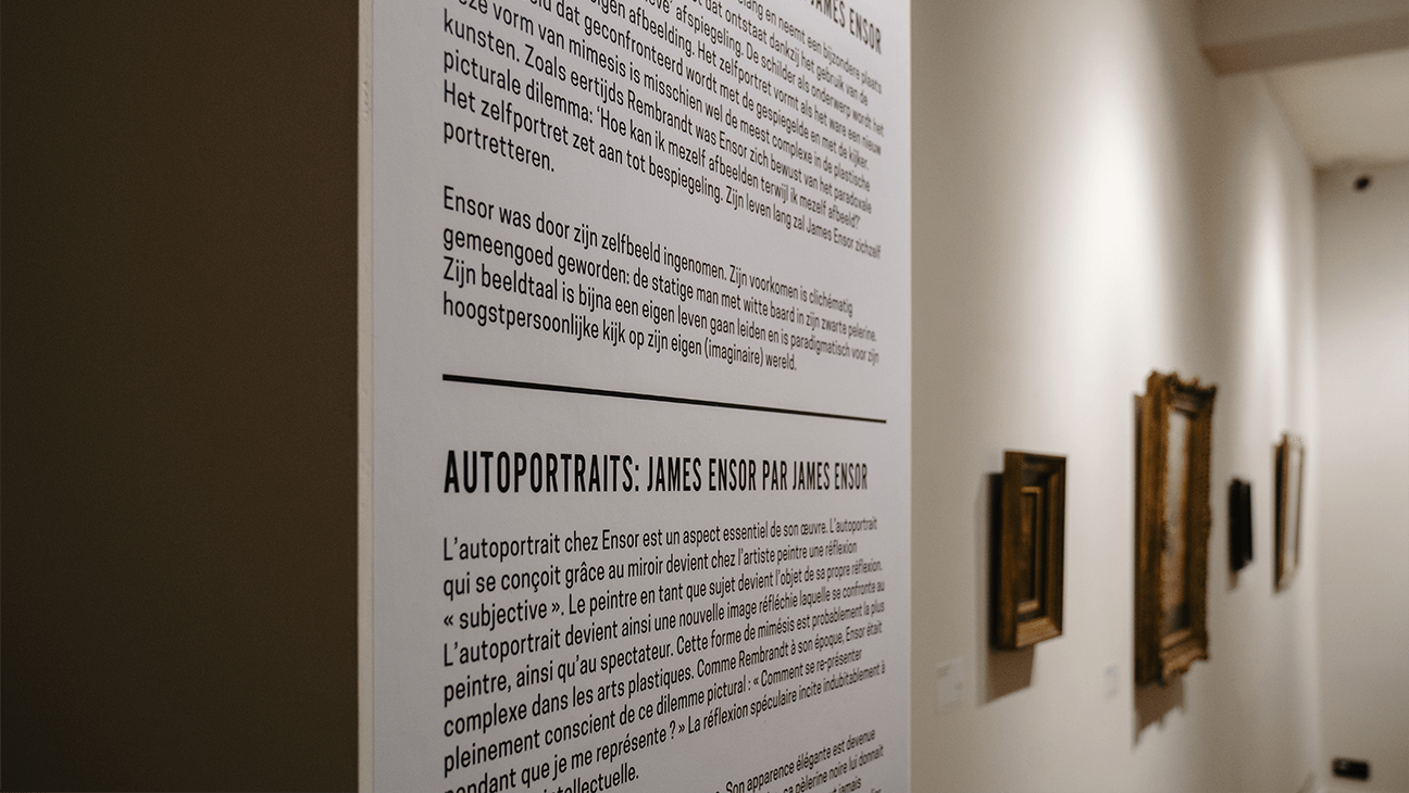 Schilderijen in een expo over James Ensor