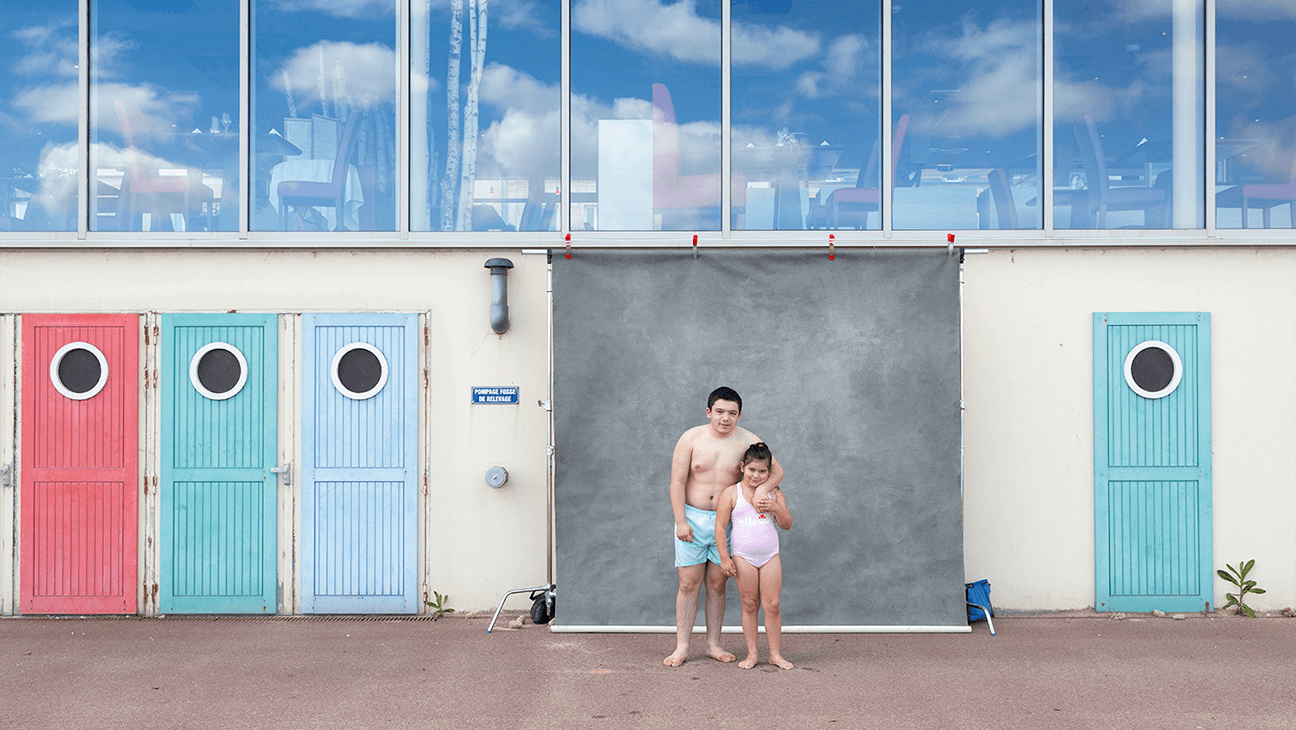 Foto van vader en dochter aan zwembad