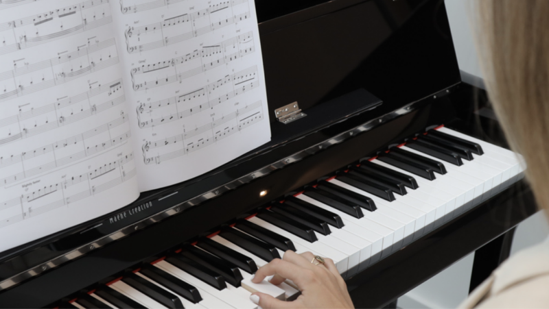 Iemand speelt op piano