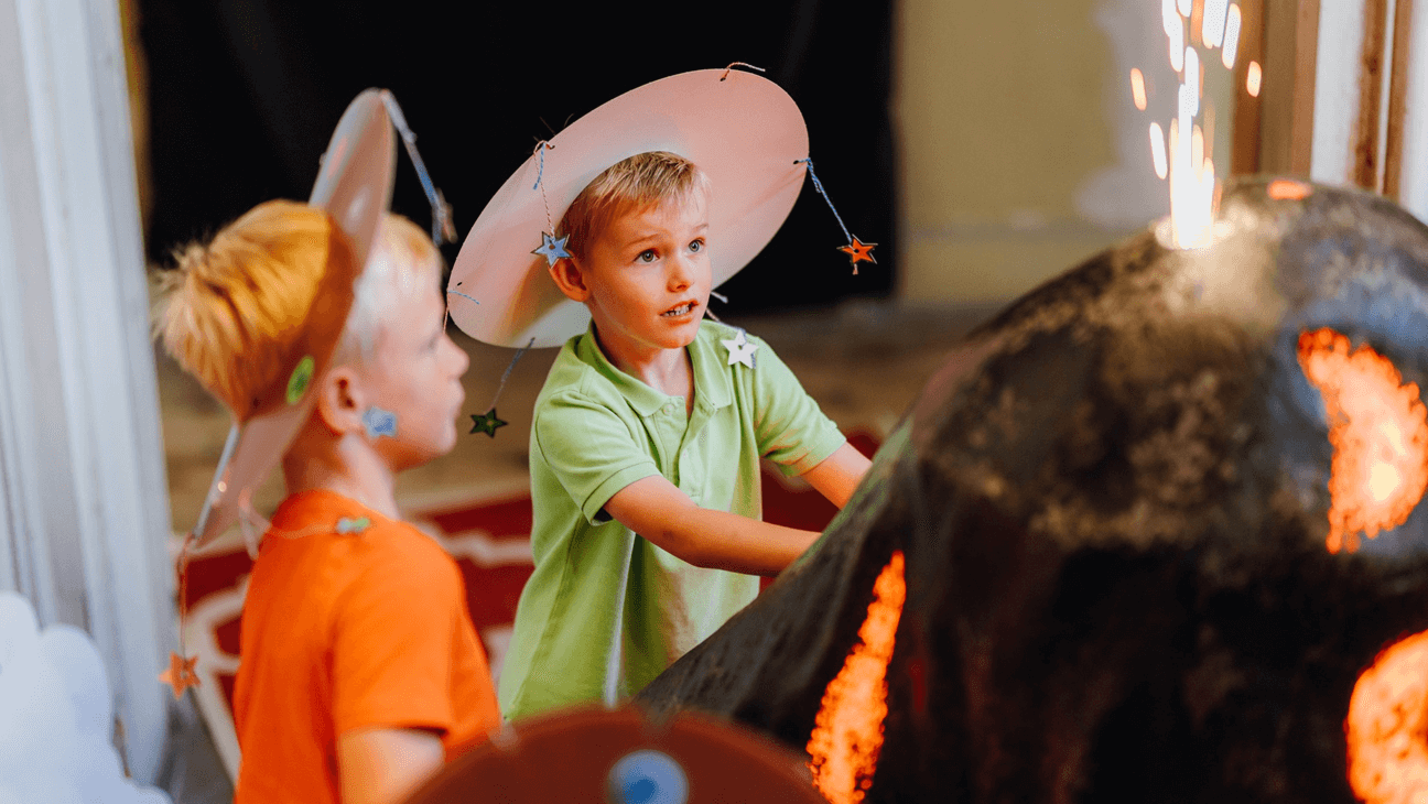 Kinderen met een hoed op op de Ridder Muis doe‑expo