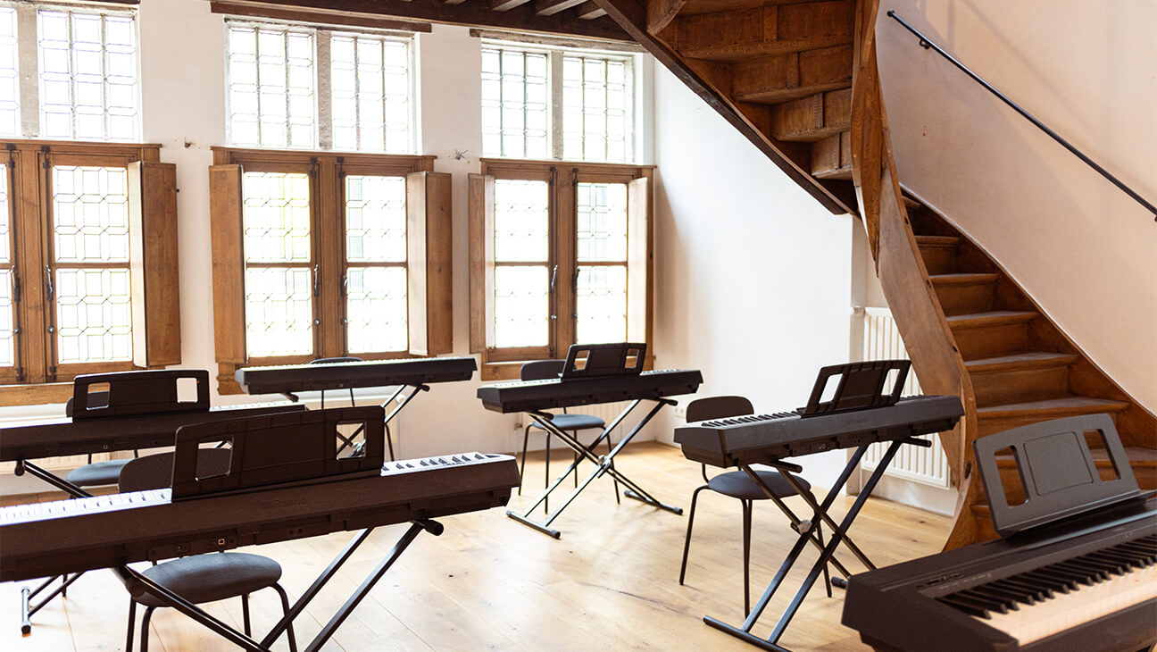 Verschillende piano's in een leslokaal