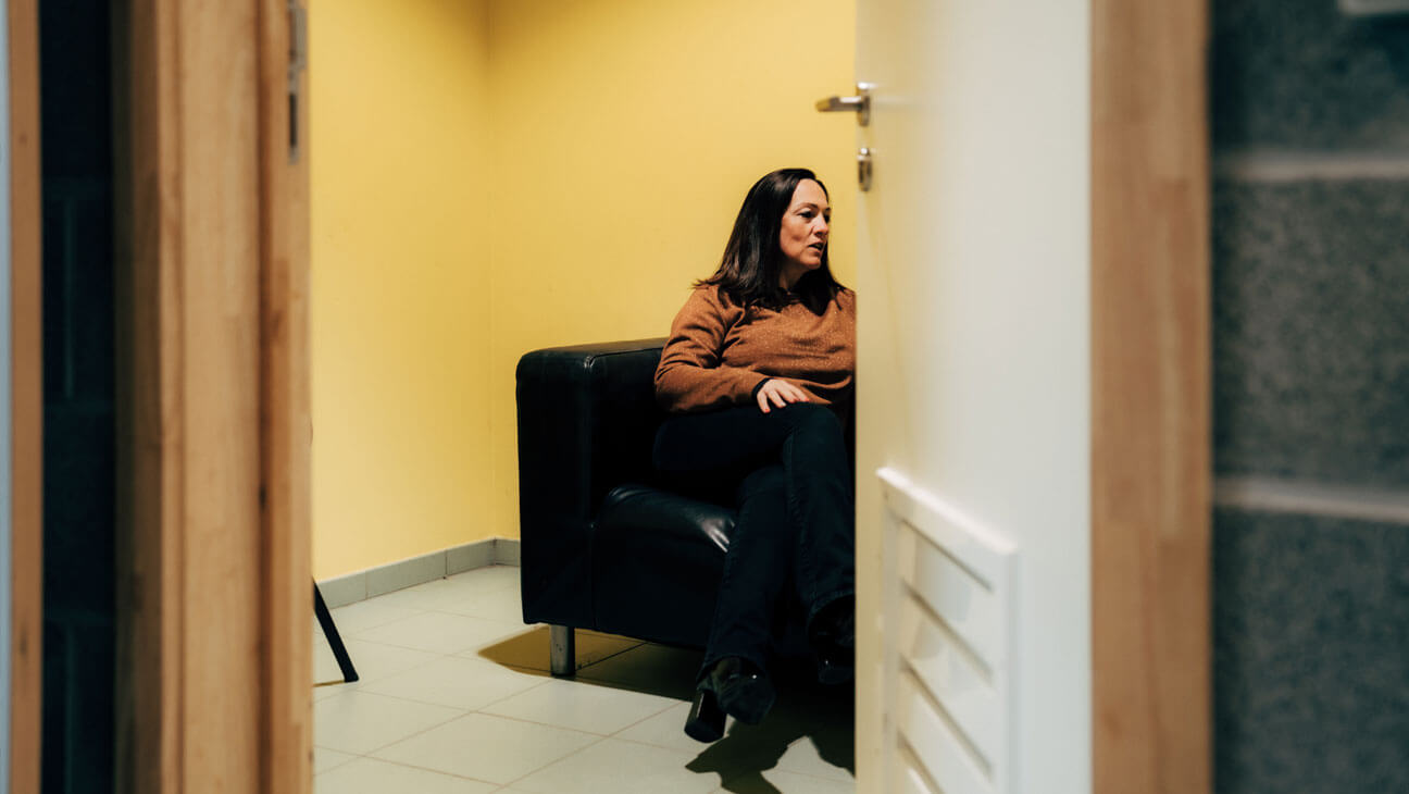 directeur Jelle Decleir in gesprek met een leerling in een 'chill-out-ruimte'