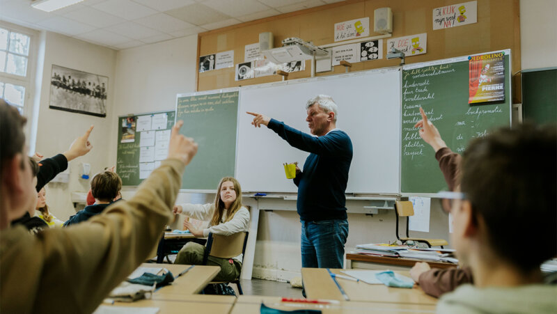 Leraar Peter Hemelsoet voor de klas