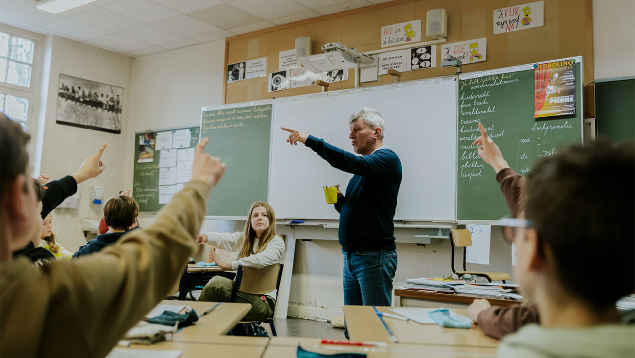 Leraar Peter Hemelsoet voor de klas