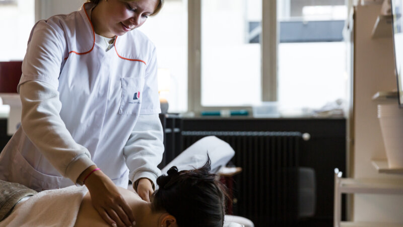 Leerlingen masseert klant van het schoonheidssalon Leiepoort campus Sint-Theresia