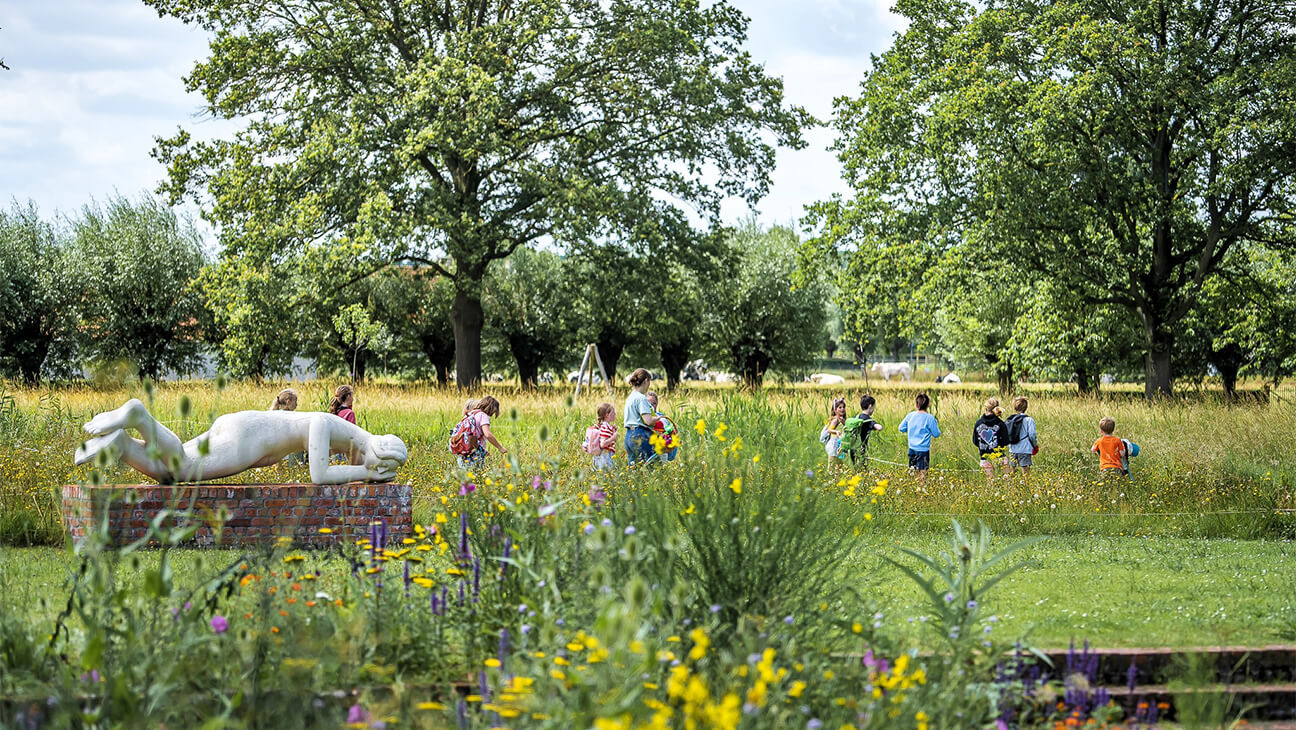 Kinderen in de tuin van het Permekemuseum