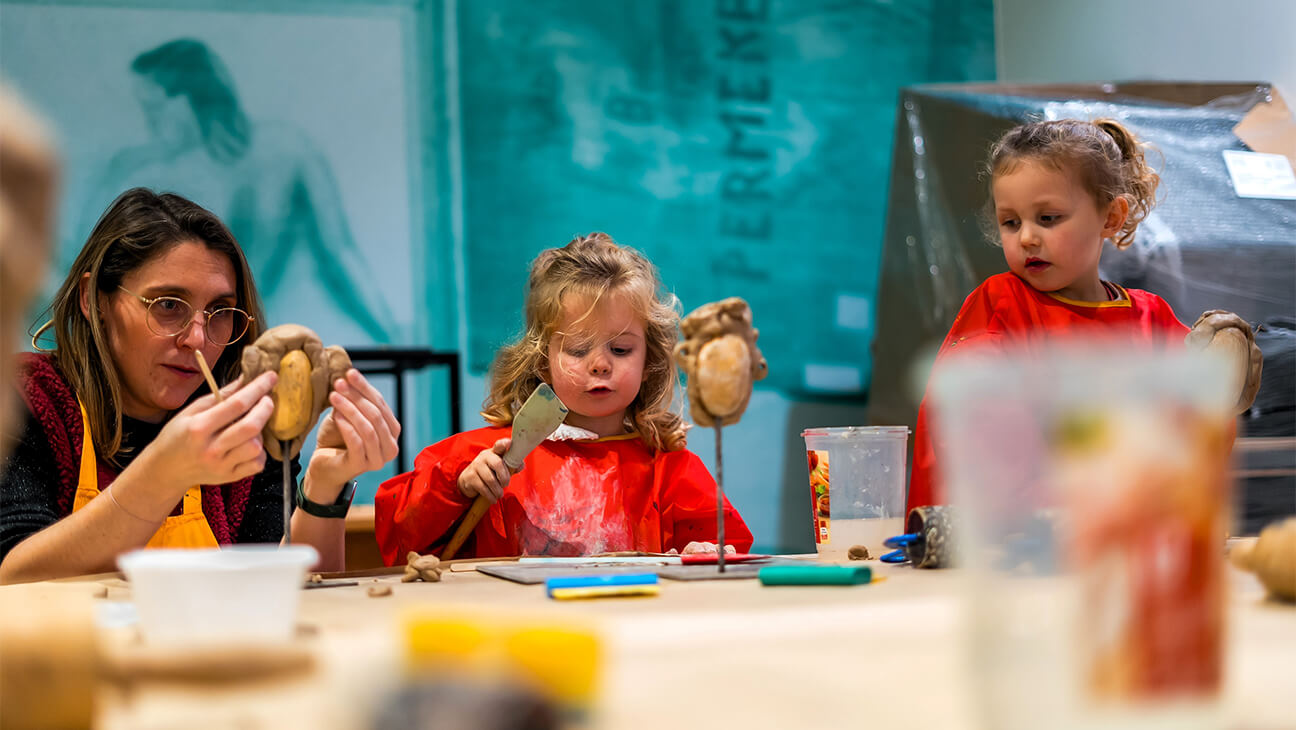 Kinderen knutselen in het Permekemuseum