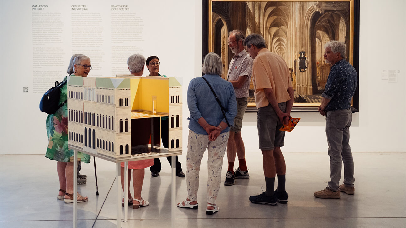 Bezoekers kijken naar kunstwerken op de expo 'Collectie van M'