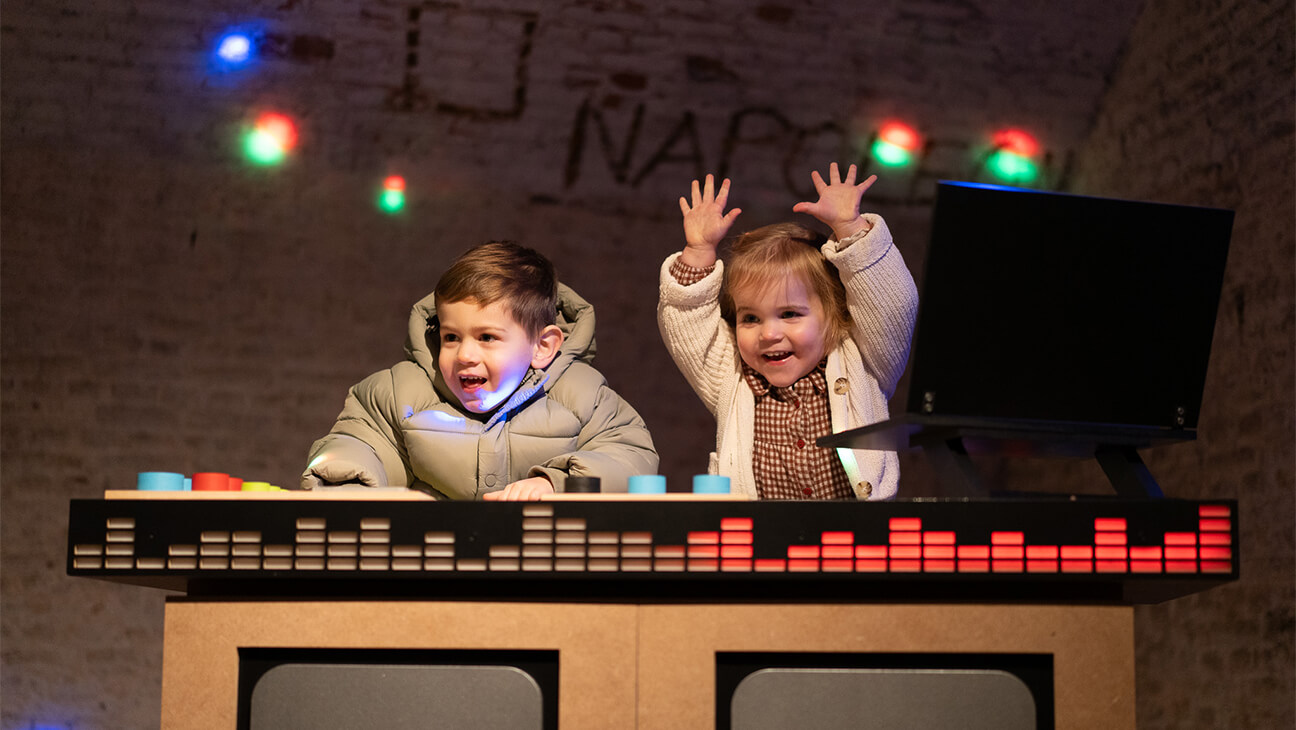 Kind spelen dj tijdens de Doe-expo Tik Tak en Sarah