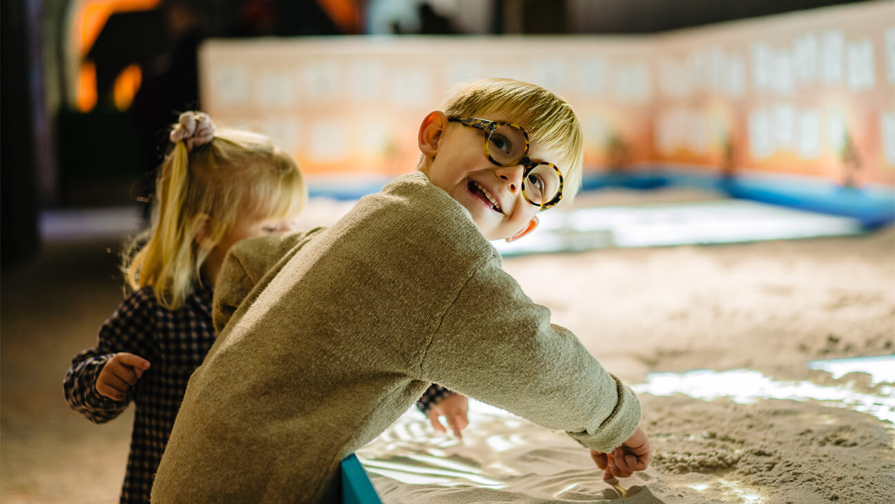 Kind speelt in  zandbak tijdens de Doe-expo Tik Tak en Sarah