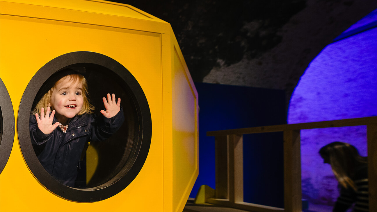 Kind speelt in duikboot tijdens de Doe-expo Tik Tak en Sarah