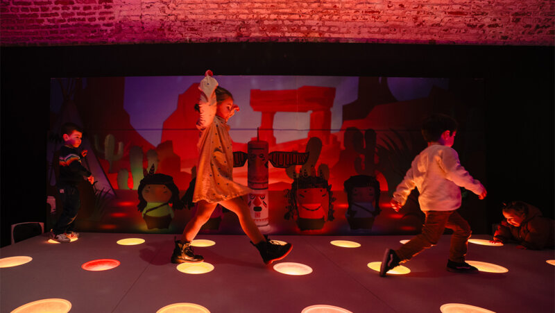 Kinderen dansen op dansvloer tijdens de Doe-expo Tik Tak en Sarah