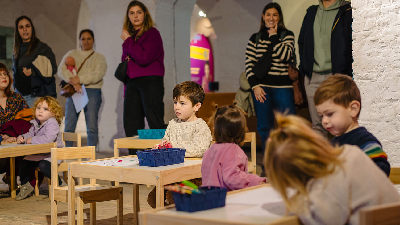 Kind knutselen tijdens de Doe-expo Tik Tak en Sarah