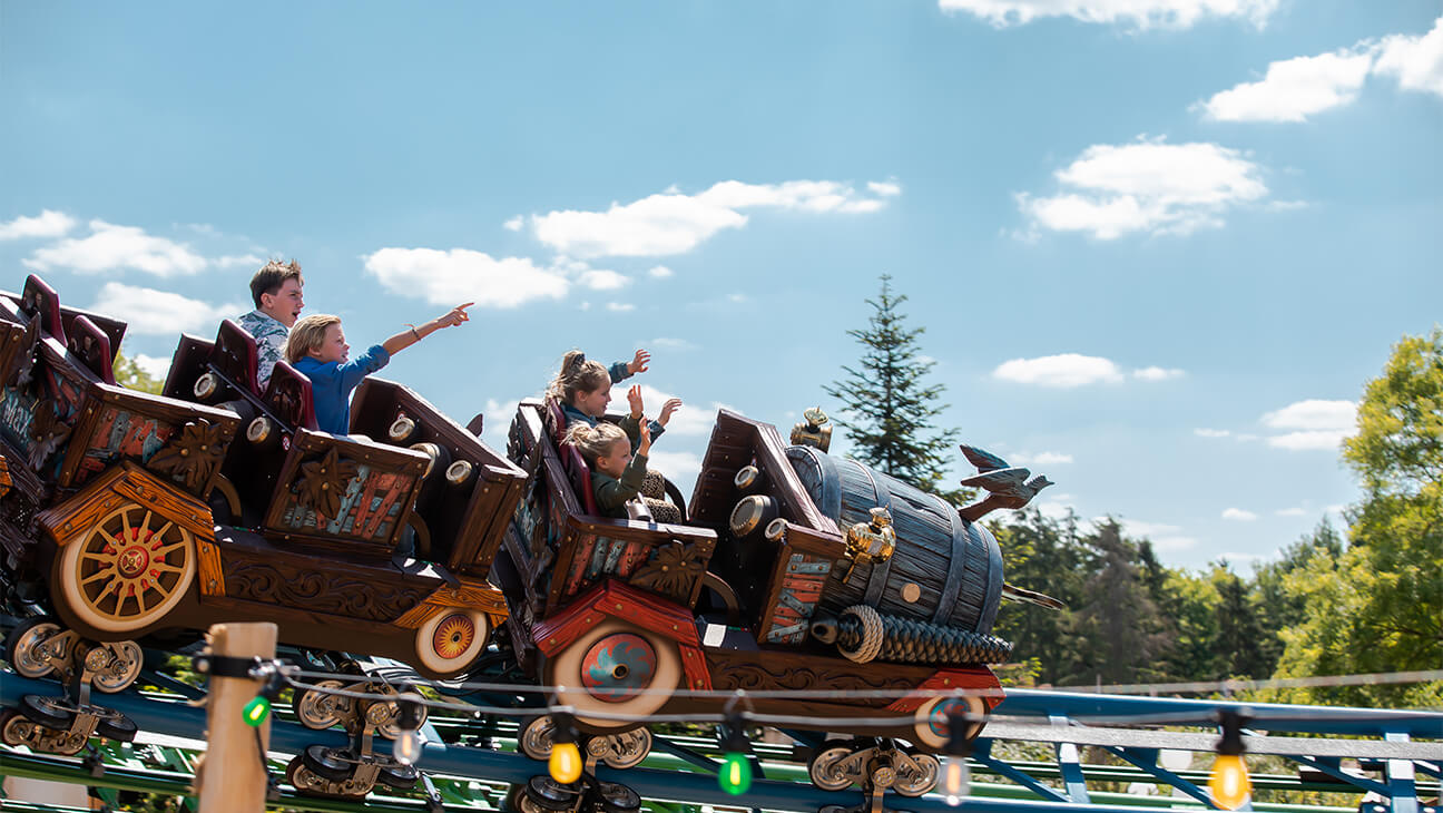 Gezin op een rollercoaster in de efteling