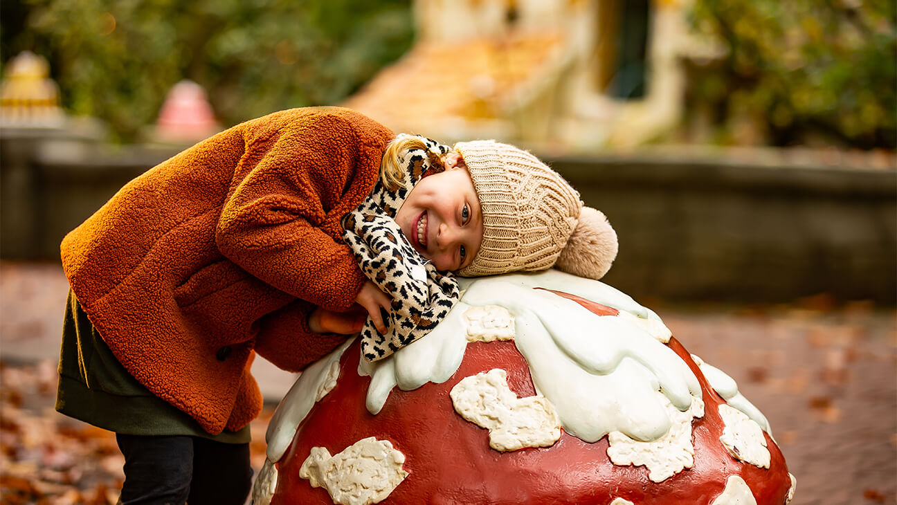 Meisje luistert naar de muzikale paddestoel in de efteling