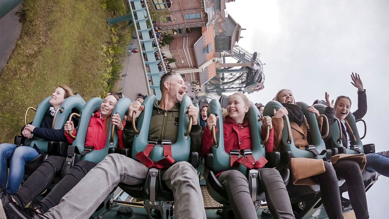Gezin op een rollercoaster in de efteling