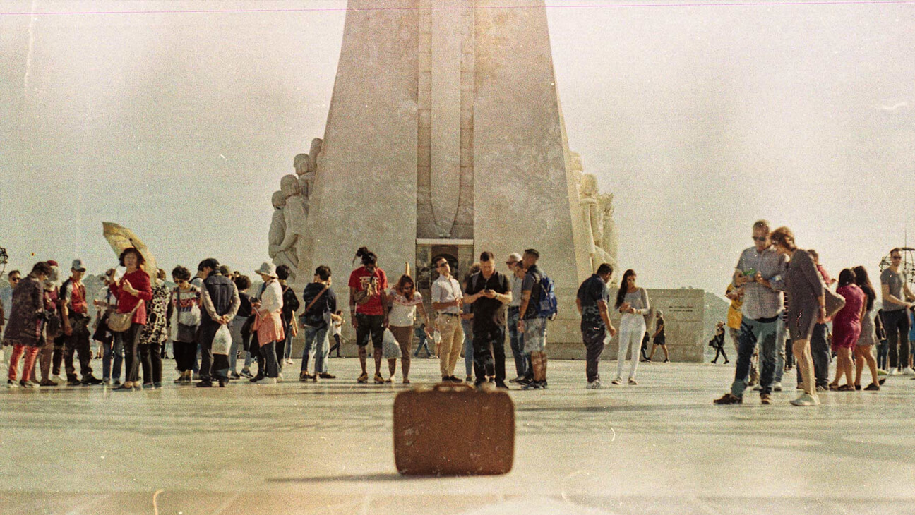 Grootvaders koffer bij het Monument van de Ontdekkingen in Lissabon