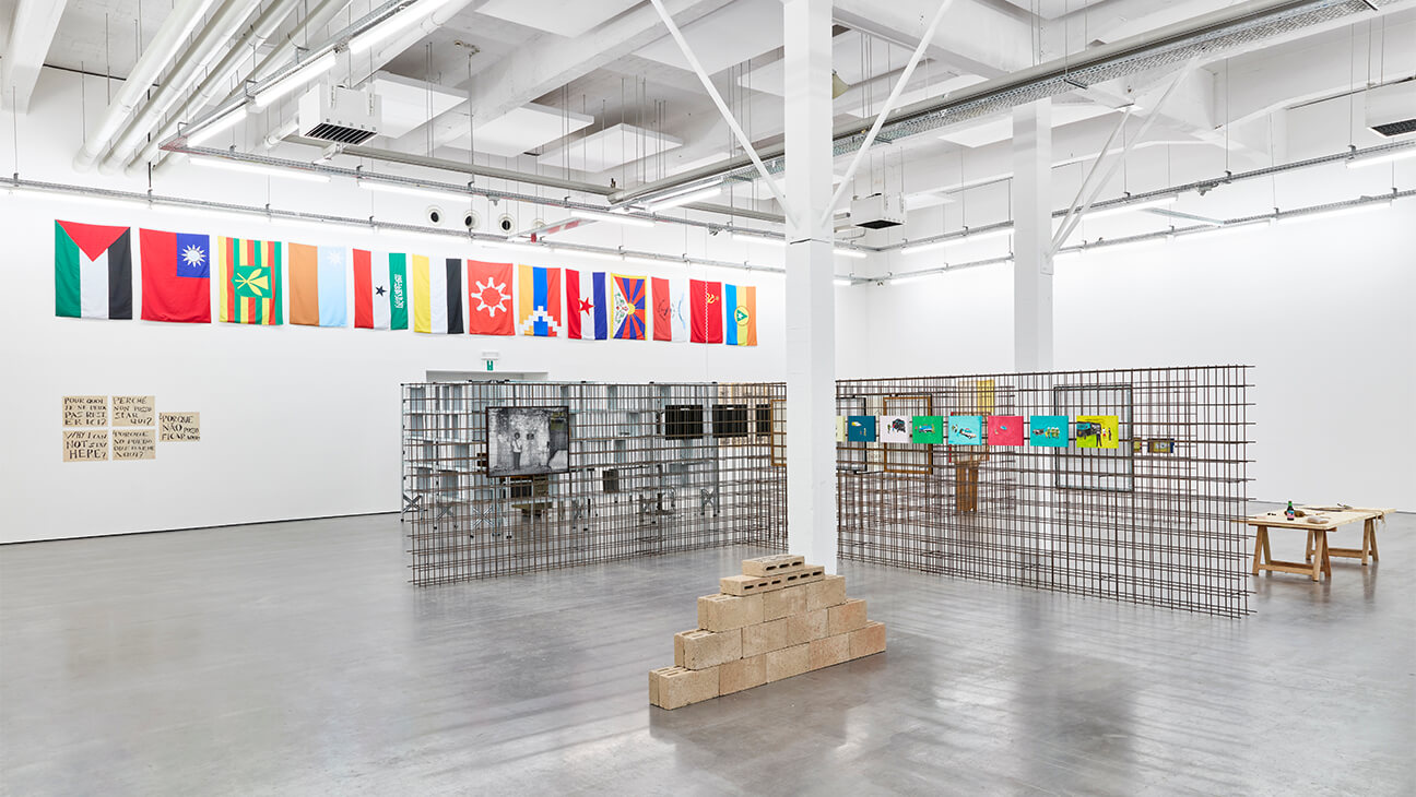 Foto van een zaal op de Expo 'Paulo Nazareth. Patois/Patuá'