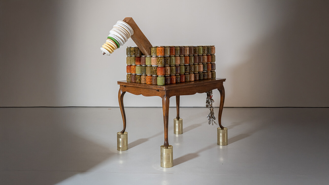 Het paard van Patrick Van Caeckenbergh uit de expo F**klore. Reinventing Tradition brengt in Abby Kortrijk