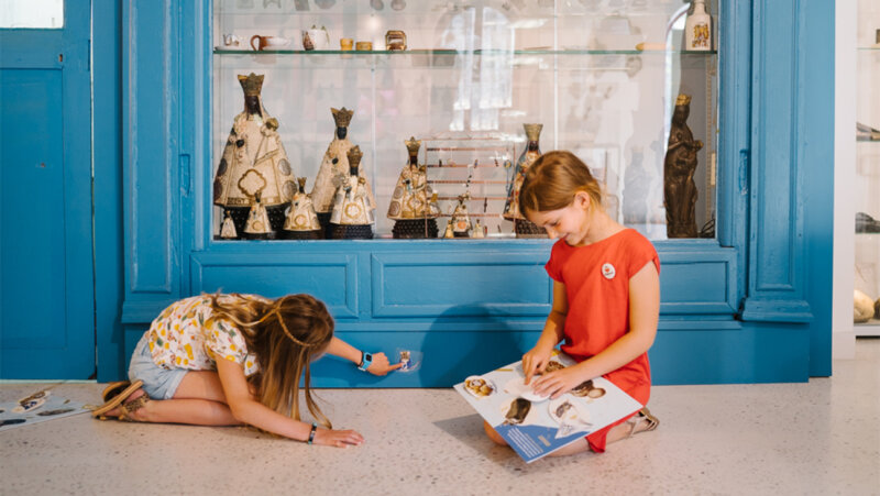 Kinderen op de expo 'Van Akarova tot Thevenet, Halle in de kunsten'