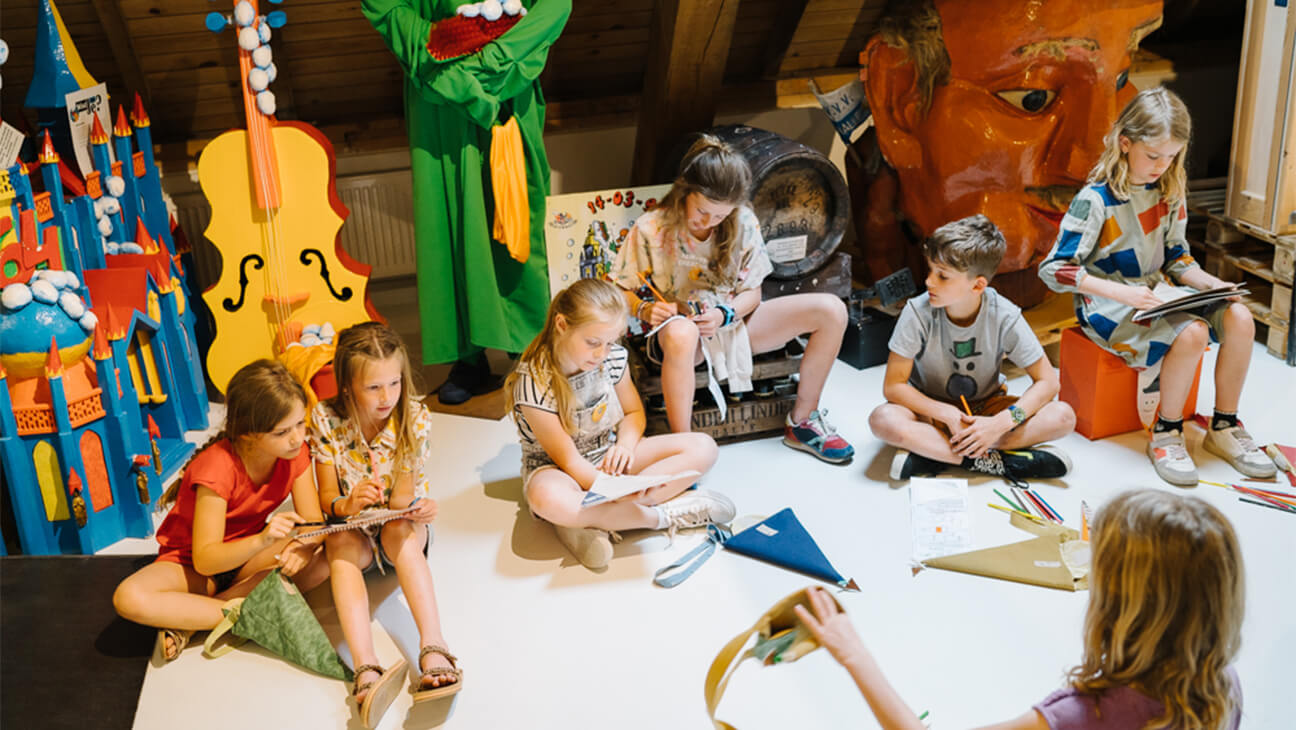 Kinderen knutselen op de expo 'Van Akarova tot Thevenet, Halle in de kunsten'