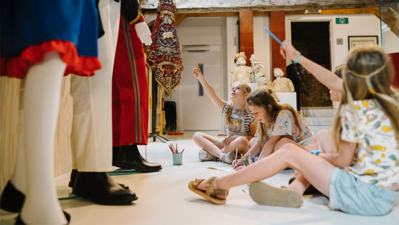 Kinderen op de expo 'Van Akarova tot Thevenet, Halle in de kunsten'