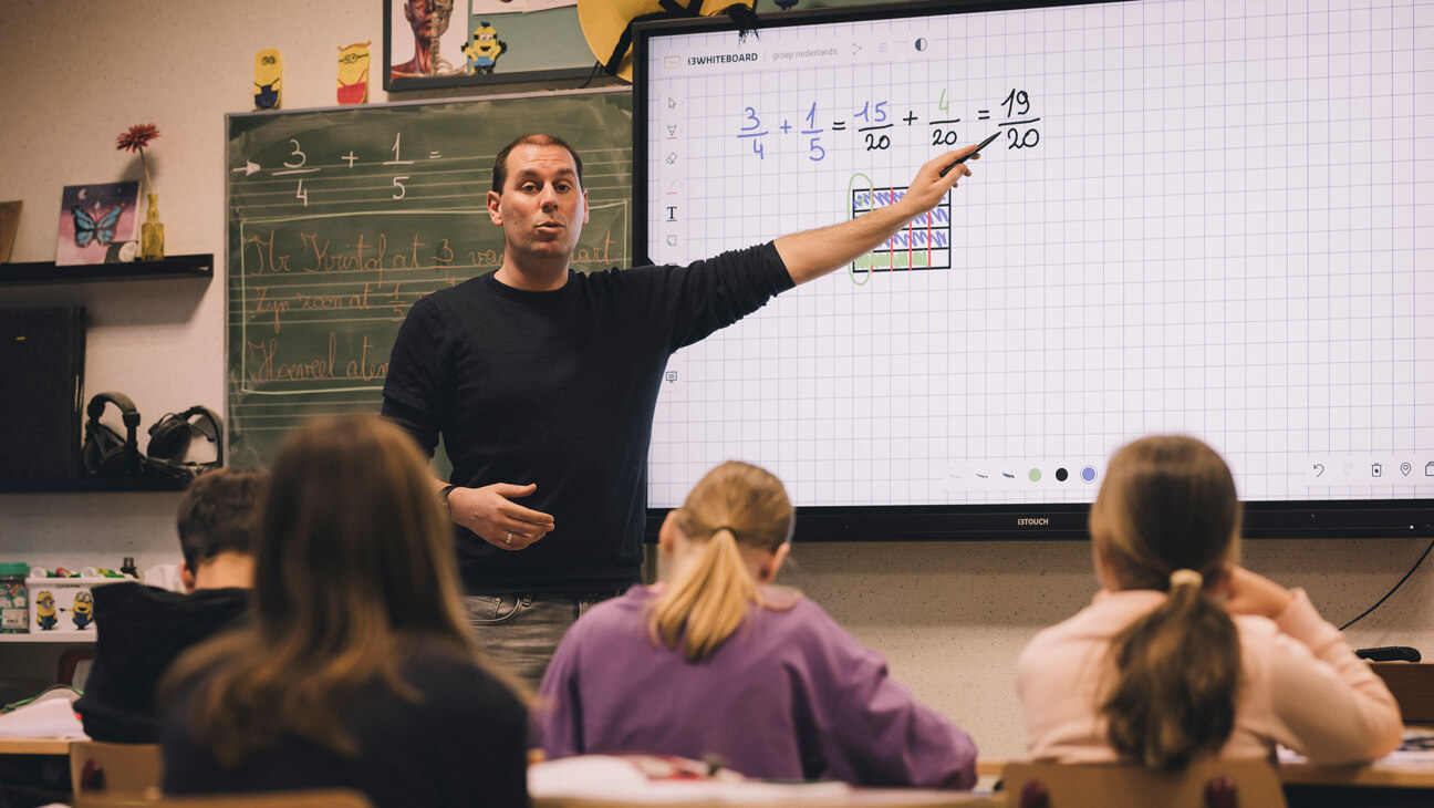 Leraar Kristof legt wiskunde uit in lagere school