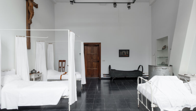 Kamer met ziekenhuisbedden in het Gasthuismuseum in Geel