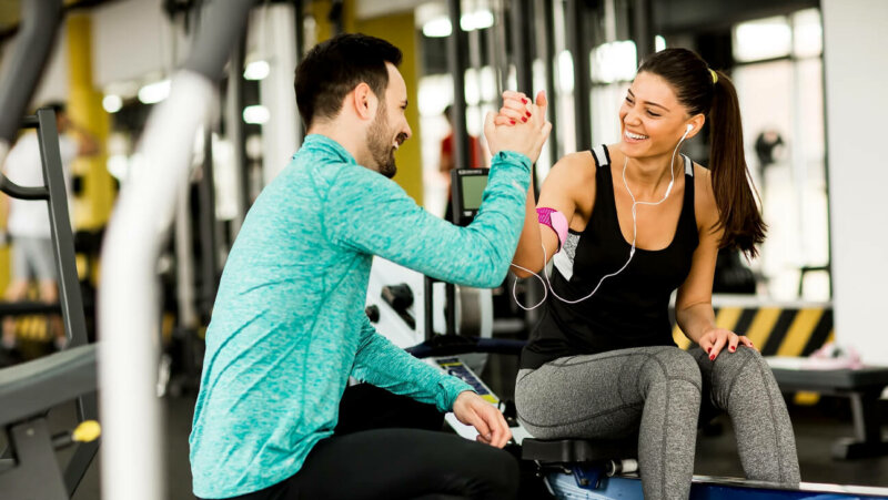 Man en vrouw in de fitness