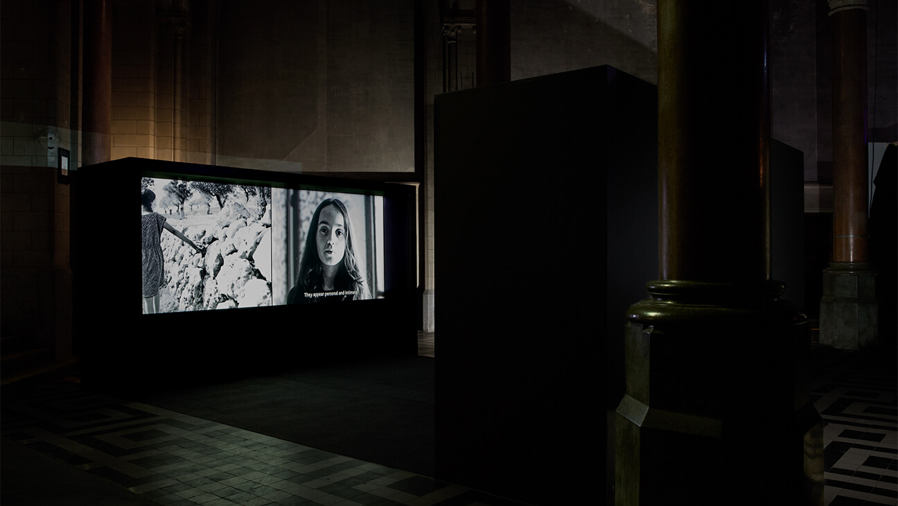 Ruimte met beeldscherm op de Expo 'While We Count Our Earthquakes'