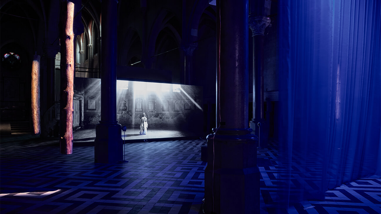 Ruimte met beeldscherm op de Expo 'While We Count Our Earthquakes'