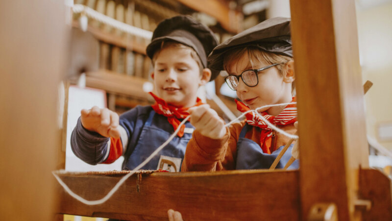 2 kinderen aan een weefgetouw
