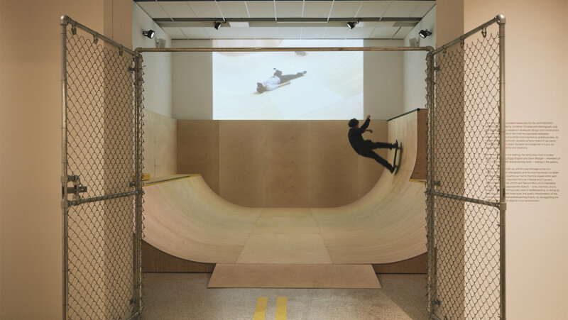 Man met een skateboard op een ramp