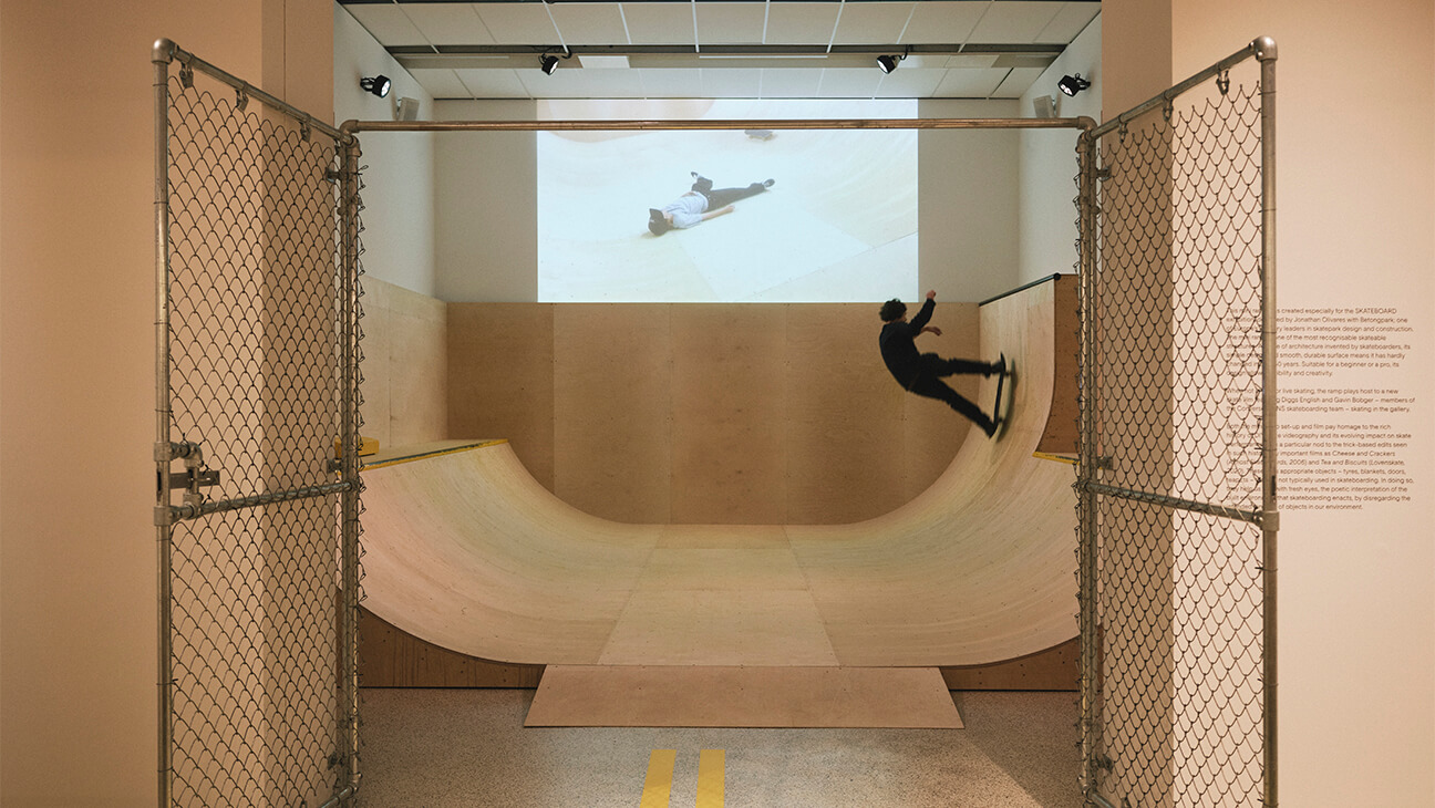 Man met een skateboard op een ramp