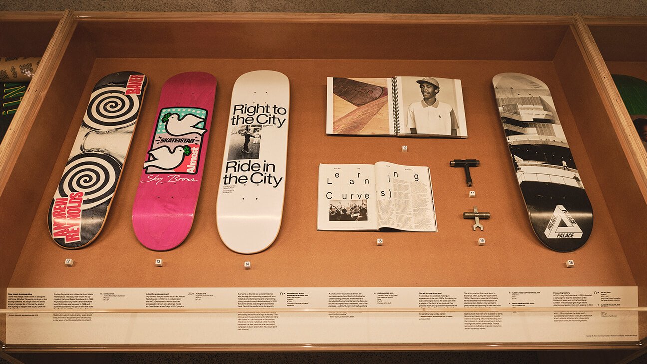 Skateboards en onderdelen in een vitrinekast