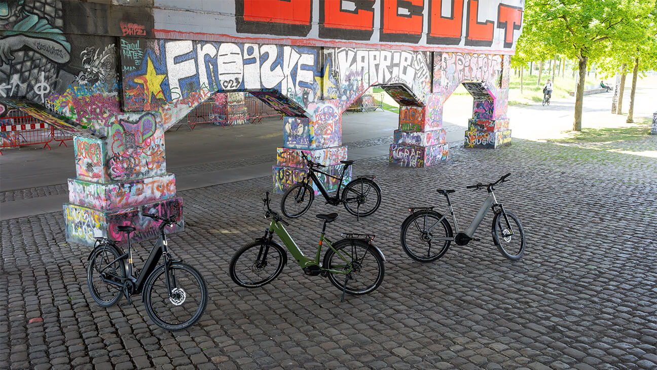 Vercshillende fietsen van Urban Jungle bij een muur vol graffiti