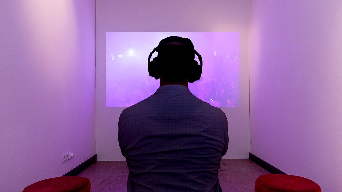 Zaalzicht Zaal F met werk van Tianzhuo Chen