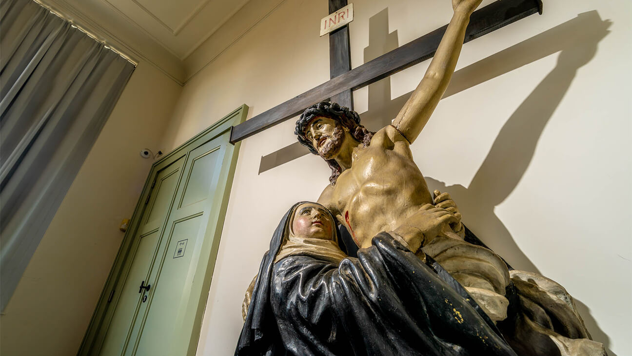 Beeld 'Lutgardis van Tongeren drinkt aan de zijwonde van Jezus'
