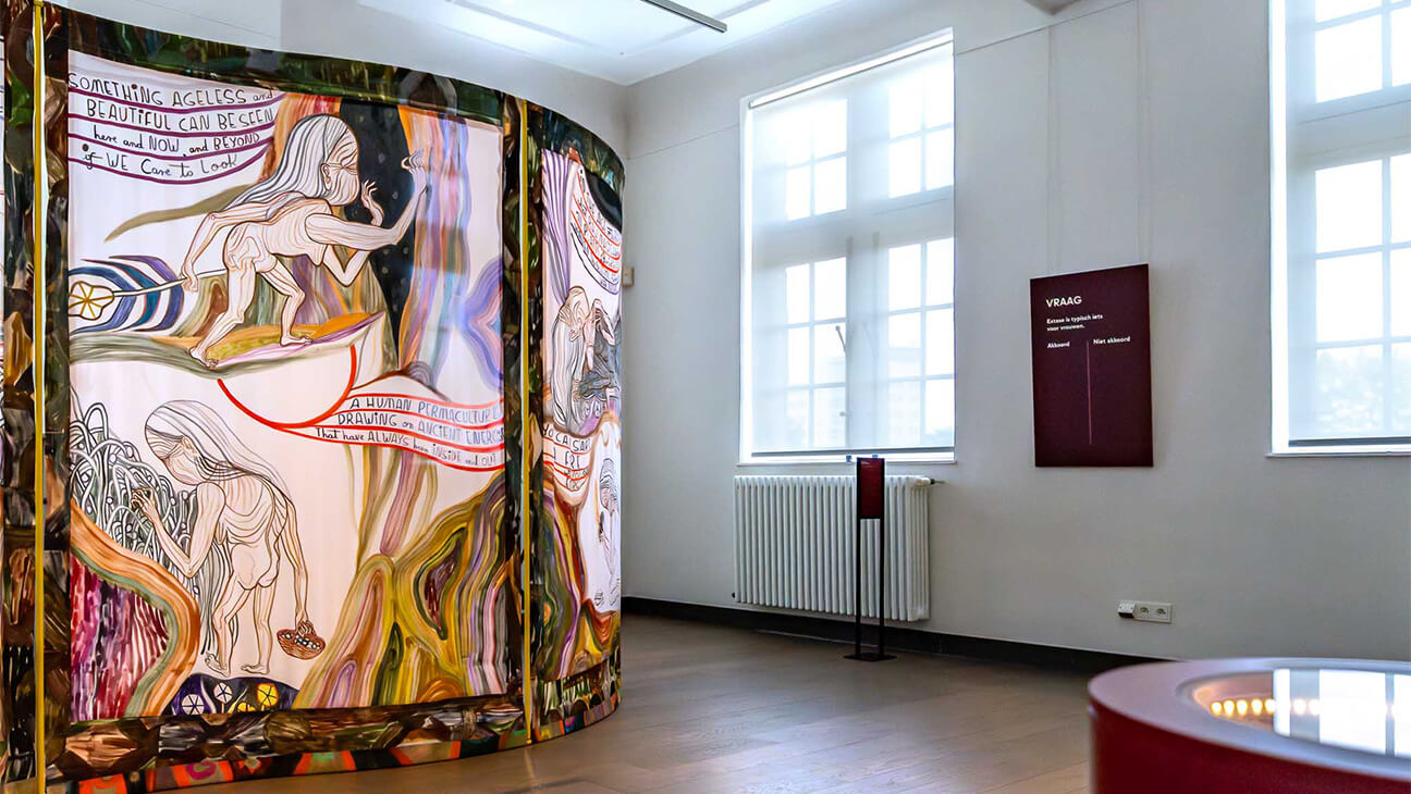 Zaalzicht Zaal G met werk Emma Talbot