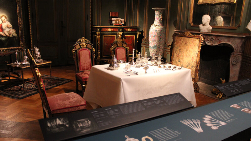 Verschillende zilveren kunstwerken op de expo 'Eeuwen zilver smeden in Lier'